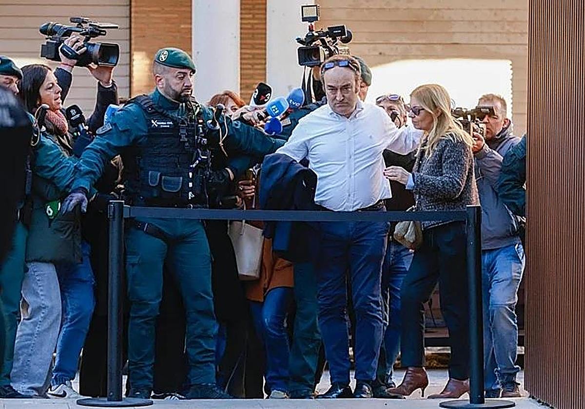El restaurador, a su llegada al juzgado de Catarroja donde se investiga la dana.
