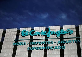 El logo de El corte inglés en una tienda del centro de Madrid.