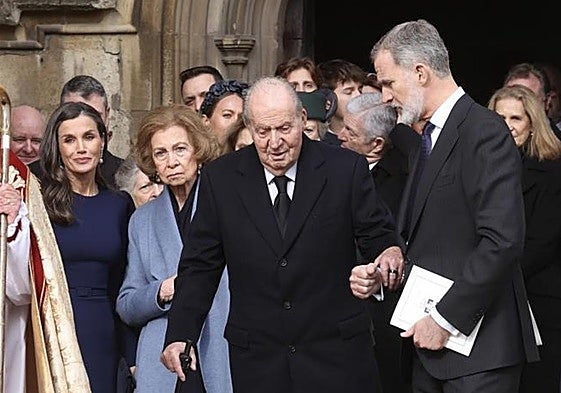 Felipe VI sujeta la mano de su padre, el rey emérito, durante los servicios religiosos en la abadía de Windsor por Constatino de Grecia.