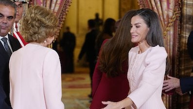 La reina Letizia sorprende con su look en la entrega del Toisón de Oro: por qué ha elegido el rosa de la reina Sofía