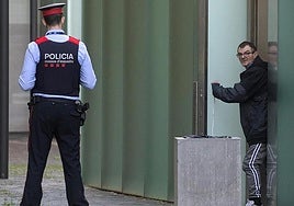 Miguel Ricart sale de los calabozos tras su última detención en 2022.