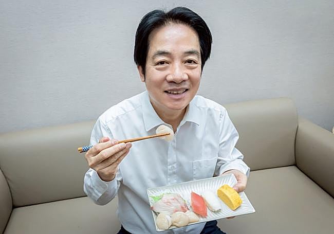 El presidente taiwanés, William Lai Ching-te, con un plato de sushi.