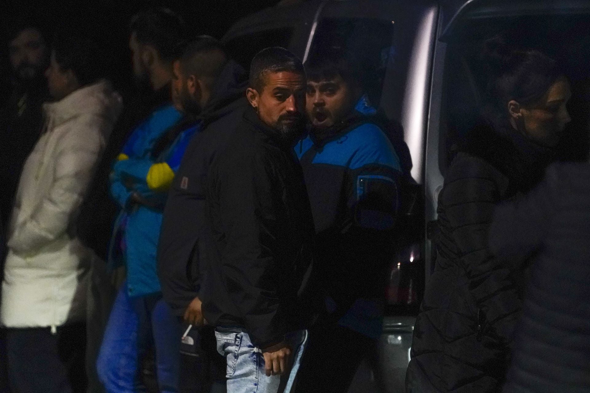 Varios trabajadores aguardando noticias en el exterior de la mina.