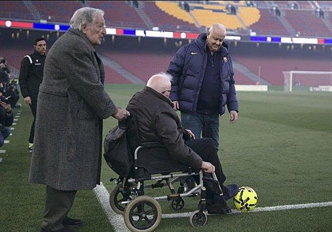 Juan Canela Salamero y Jordi Penas Iberri hacen el saque de honor