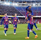 Ferran y Lamine celebran uno de los dos goles del valenciano.