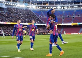 Ferran y Lamine celebran uno de los dos goles del valenciano.