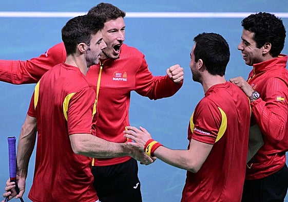Carreño y Munar felicitan a Granollers y Martíenz tras lograr el pase a la final.