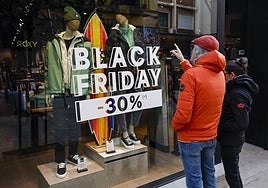 Un cartel anuncia las rebajas del llamado 'Black Friday' en un comercio en Madrid.