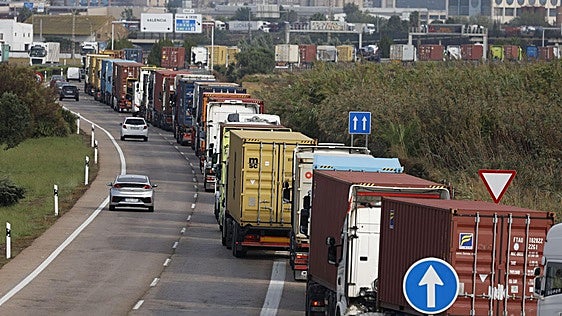 Alarma en las carreteras: la falta de camioneros pone en peligro el auge del consumo