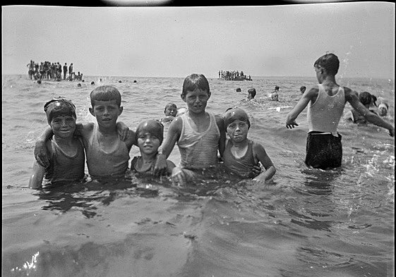 Los niños de la familia Kennedy mientras toman un baño en las playas de la villa Hyannis, en Massachusetts.