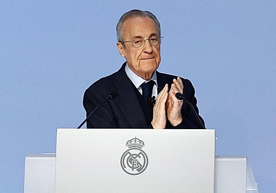 Florentino Pérez aplaude en la asamblea de socios del Real Madrid.
