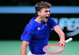 Cobolli celebra la victoria.