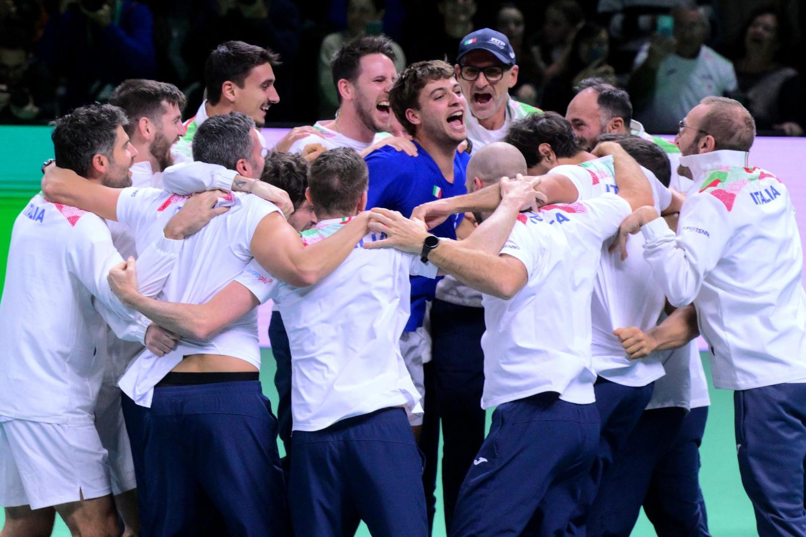 El equipo italianoa celebra su tercera Copa Davis consecutiva.