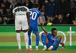 Fran García ayuda a Mbappé a levantarse.