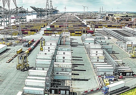 Vista aérea del muelle repleto de contenedores en el puerto de Amberes, donde se mueven más de 250 millones de toneladas de carga al año.