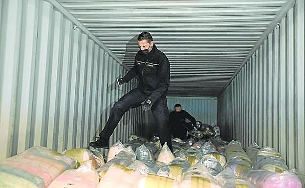 Agentes de aduanas inspeccionan un contenedor.