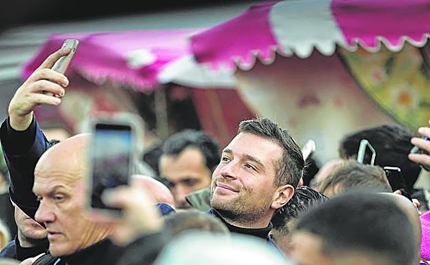 Bardella se hace un selfie con sus seguidores en una feria agrícola.