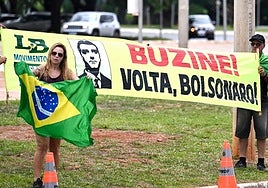 Partidarios de Bolsonaro se manifiestan frente a la sede de la Policía en Brasilia, donde se encuentra detenido desde el sábado.