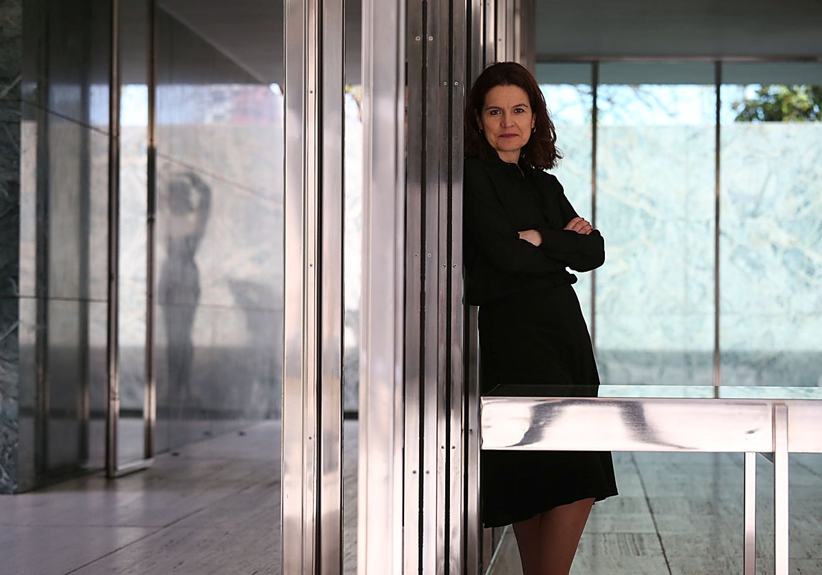 La investigadora Laura Martínez de Guereñu, en el emblemático pabellón de Reich y Mies.