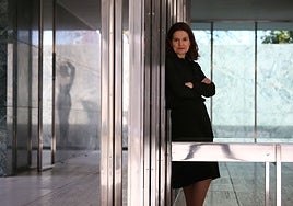La investigadora Laura Martínez de Guereñu, en el emblemático pabellón de Reich y Mies.
