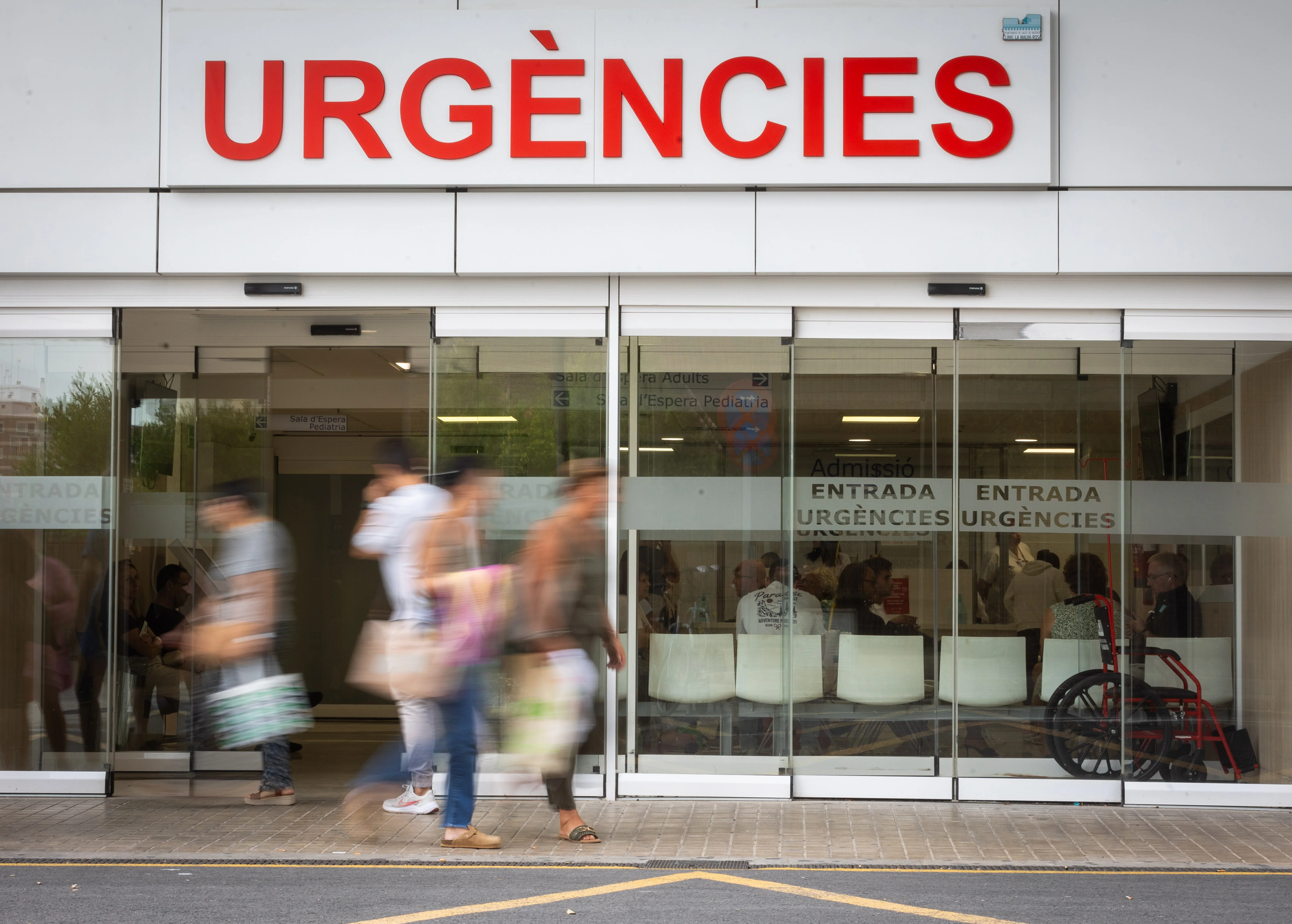 La niña de cuatro años ingresada tras acudir a una clínica dental en Alzira sale de la UCI