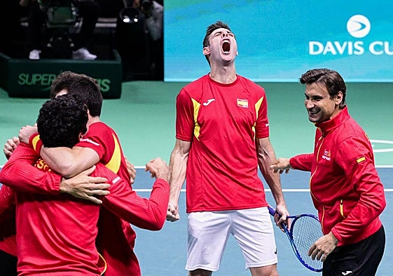 David Ferrer, junto a los jugadores españoles tras la victoria ante Alemania en semifinales de la Davis.