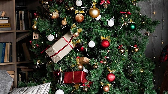 Decora tu casa en Navidad con este bonito árbol de 180 cm y fácil montaje
