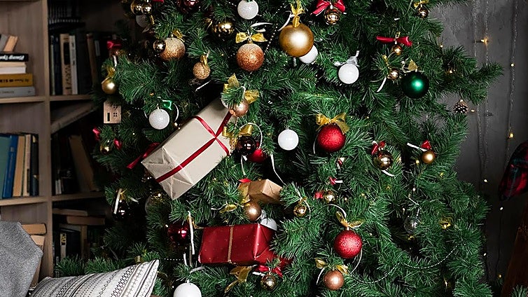 Decora tu casa en Navidad con este bonito árbol de 180 cm y fácil montaje