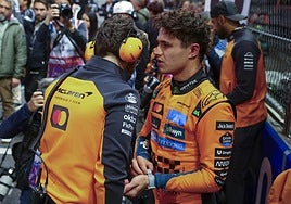 Lando Norris dialoga con un mecánico de McLaren tras la carrera en Las Vegas.