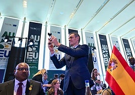 El presidente del Gobierno, Pedro Sánchez, este lunes durante la cumbre Unión Europea - Unión Africana, celebrada en Luanda (Angola)