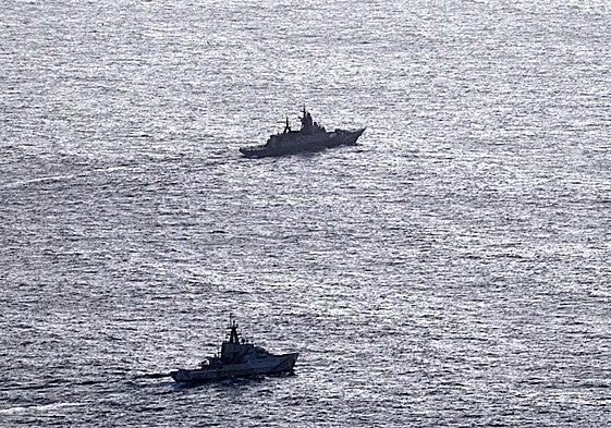 El buque británico HMS Severn, abajo a la izquierda, rastrea a la corbeta rusa RFN Stoiki frente a las costas del Reino Unido.