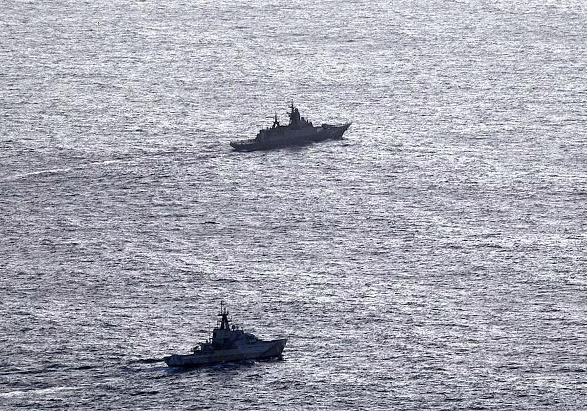 El buque británico HMS Severn, abajo a la izquierda, rastrea a la corbeta rusa RFN Stoiki frente a las costas del Reino Unido.
