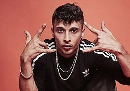 El rapero Ayax posando.