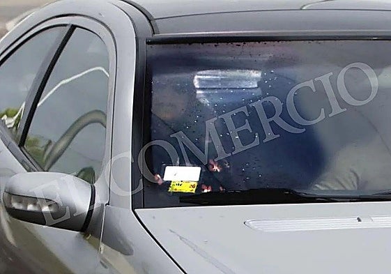 Triana, en el asiento del copiloto, saliendo de la cárcel de Asturias esta mañana.