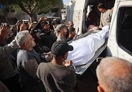 Amigos y familiares trasladan el cuerpo de un palestino fallecido en un ataque israelí en Gaza.