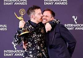 Javi Giner sostiene el Emmy que ha recompensado a Oriol Pla como mejor actor internacional.