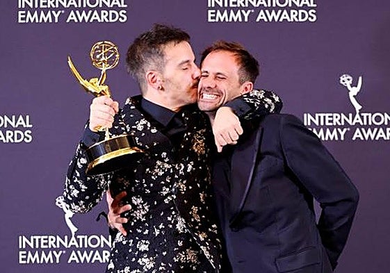 Javi Giner sostiene el Emmy que ha recompensado a Oriol Pla como mejor actor internacional.