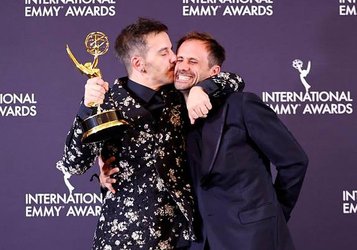 Javi Giner sostiene el Emmy que ha recompensado a Oriol Pla como mejor actor internacional.