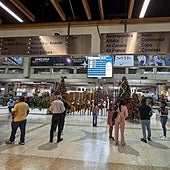 Viajeros varados viajeros en el aeropuerto internacional Simón Bolívar, en Caracas, tras suspender sus vuelos varias compañías.