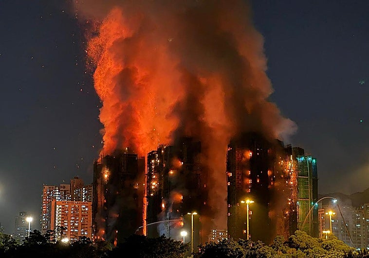 Las llamas devoran el complejo de viviendas