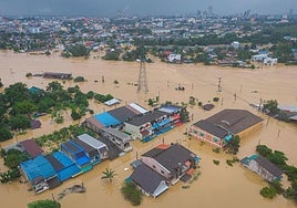 El sur de Tailandia lucha contra unas inundaciones históricas