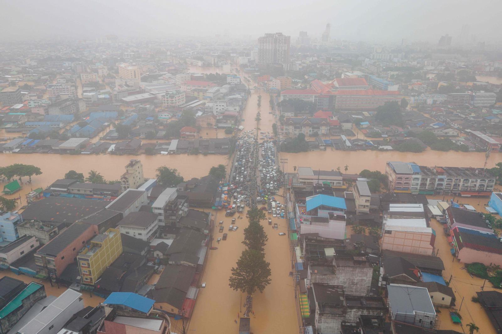 El sur de Tailandia lucha contra unas inundaciones históricas