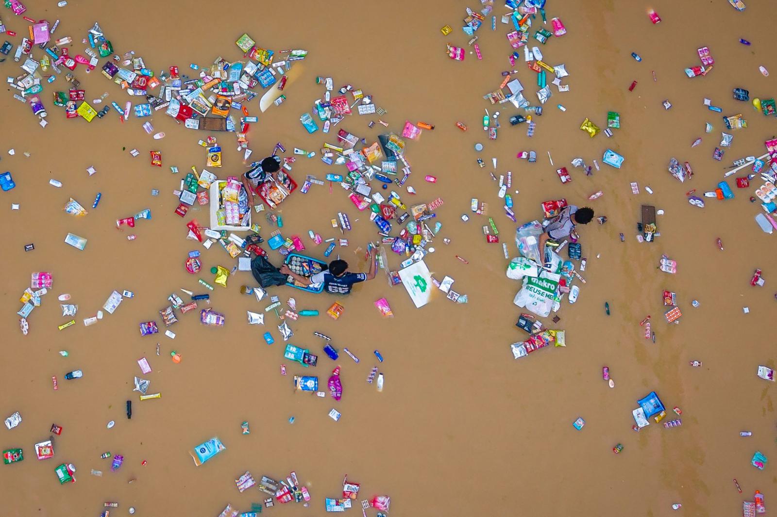 El sur de Tailandia lucha contra unas inundaciones históricas