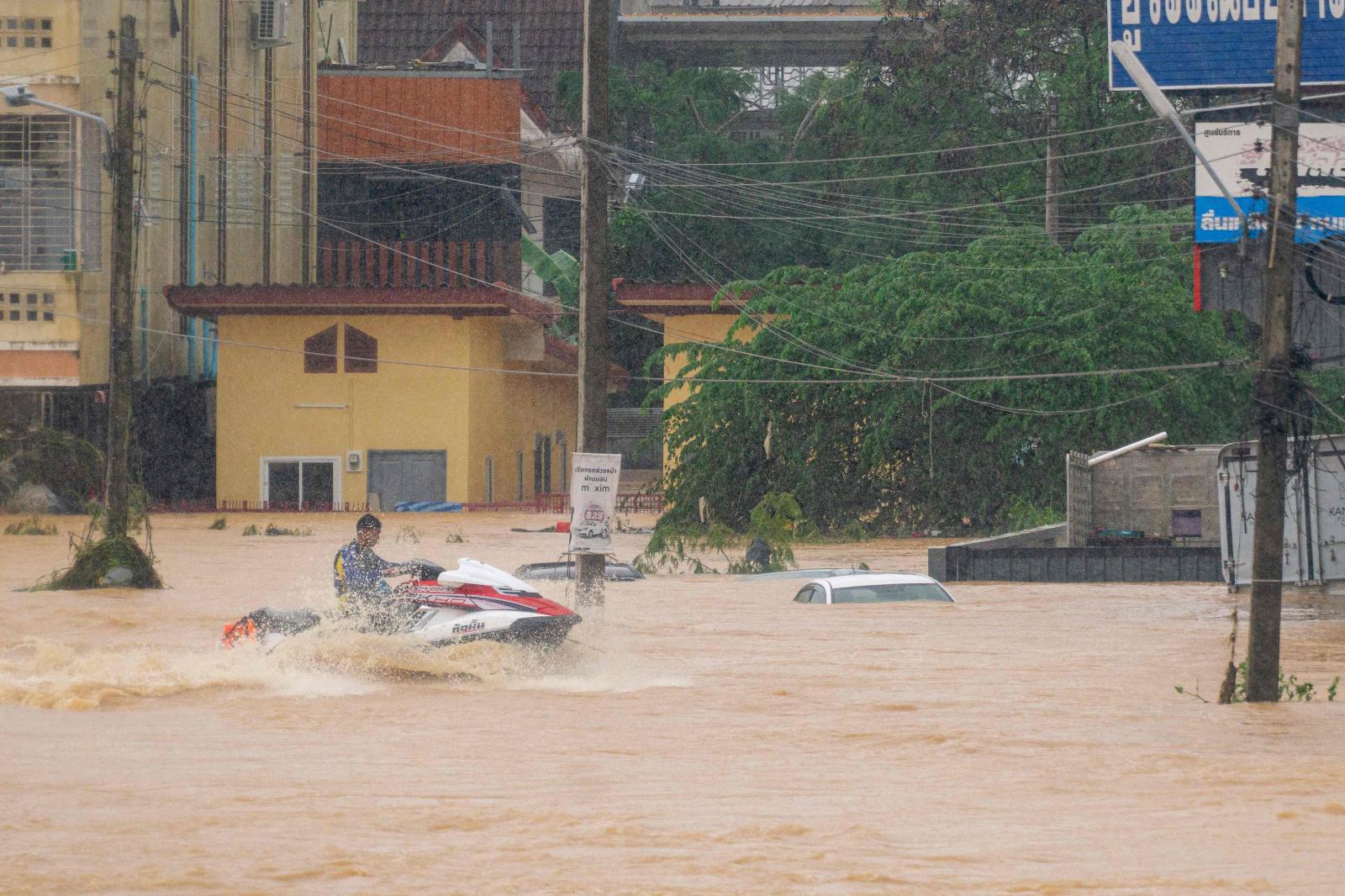 El sur de Tailandia lucha contra unas inundaciones históricas