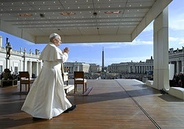 El papa León XIV durante su habitual audiencia general de los miércoles ante los fieles congregados en la Plaza de San Pedro.