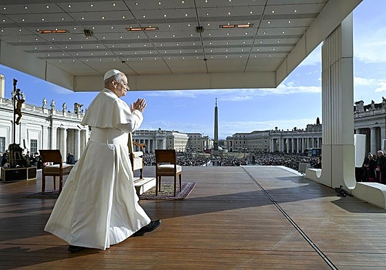 El papa León XIV durante su habitual audiencia general de los miércoles ante los fieles congregados en la Plaza de San Pedro.
