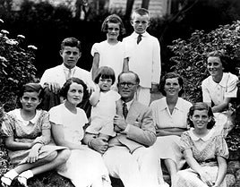 Joseph y Rose Kennedy con sus hijos Patricia, Edward, Kathleen, Eunice, Rosemary, John, Jeanne y Robert en 1934.