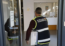 La Policía registra la clínica dental de Alzira donde anestesiaron a la niña fallecida