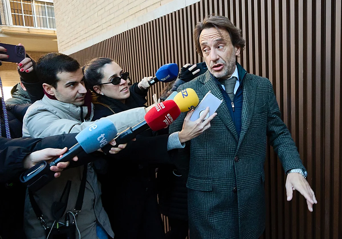 Cuenca, rodeado de periodistas a su llegada a los juzgados de Catarroja.