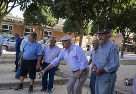 Un grupo de jubilados, en un parque de Madrid.